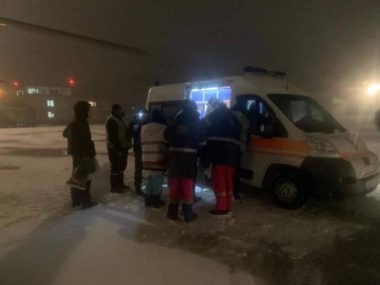 В Донбассе из окна выпал 4-х летний малыш: ребенка эвакуировали военным вертолетом (ФОТО)