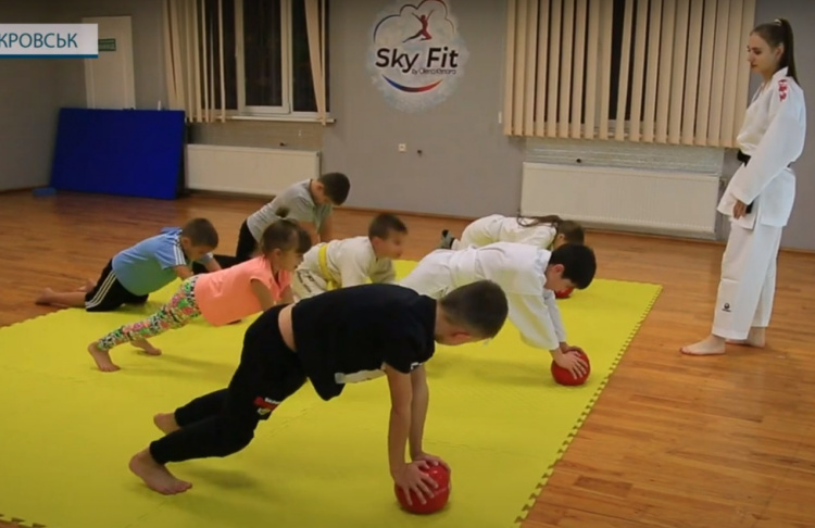 Майстер спорту з Маріуполя в Покровську навчає дітей карате – історія переселенки