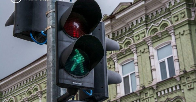 Современные светофоры, видеокамеры и ремонт дорог: как в Мариуполе реконструируют центральные улицы (ФОТО+ВИДЕО)