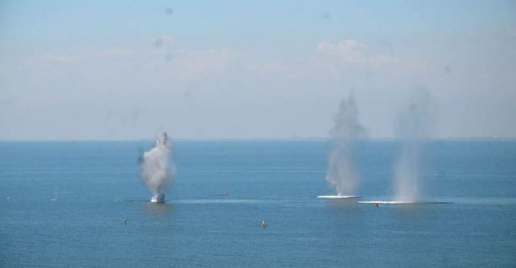 На побережье под Мариуполем танки и БМП стреляли в море (ФОТО)