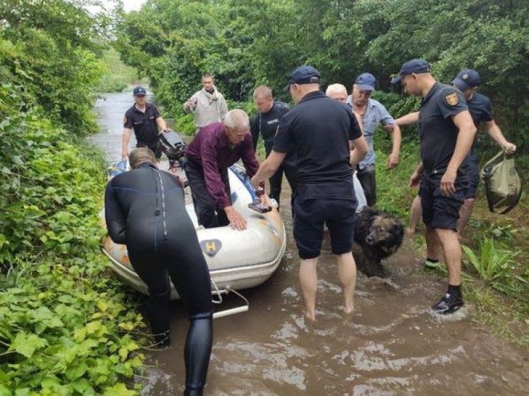 Вода переливается через плотину Старокрымского водохранилища – в Мариуполе спасают людей
