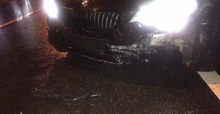 Стали известны подробности ДТП в Мариуполе, в котором автомобиль врезался в ограждение (ФОТО)