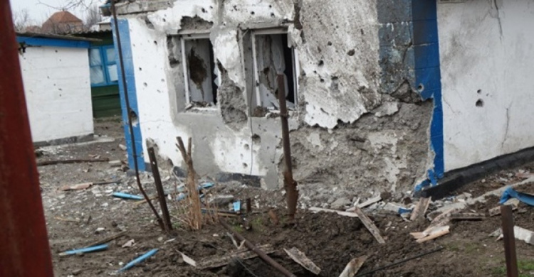 Под Мариуполем найдены два захоронения мирных жителей, погибших во время обстрелов (ФОТО)