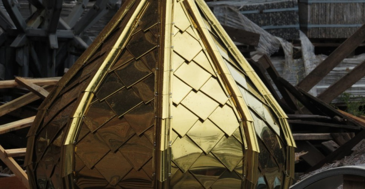 Уникальная деревянная часовня Мариуполя увенчана золотой маковкой (ФОТО)