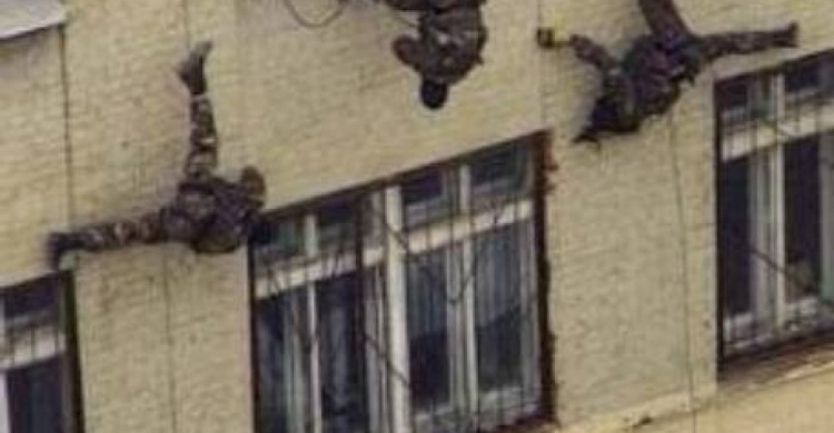 В Мариуполе появилось видео спецназа, прыгающего по стене пятиэтажки (ВИДЕО)