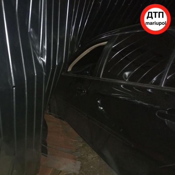 В Мариуполе водитель, убегая от полиции, протаранил забор