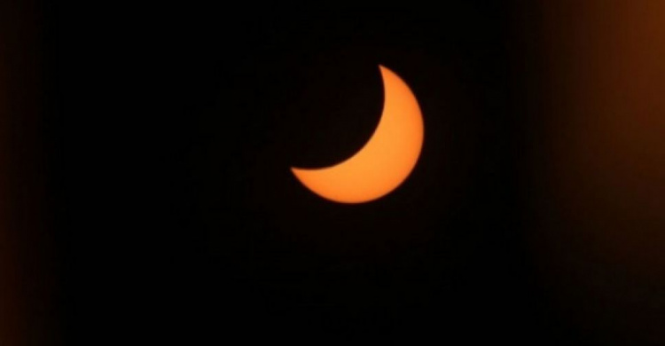 Мариупольцы в жару завидовали наслаждавшимся солнечным затмением 13-го в пятницу (ФОТО+ВИДЕО)