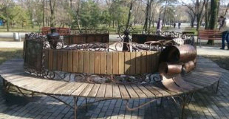 Популярная лавочка-инсталляция исчезла из центра Мариуполя (ФОТОФАКТ)