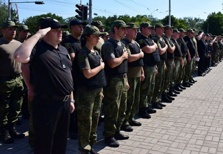 Восемь полицейских в Мариуполе получили звания от лейтенанта до майора (ФОТО)