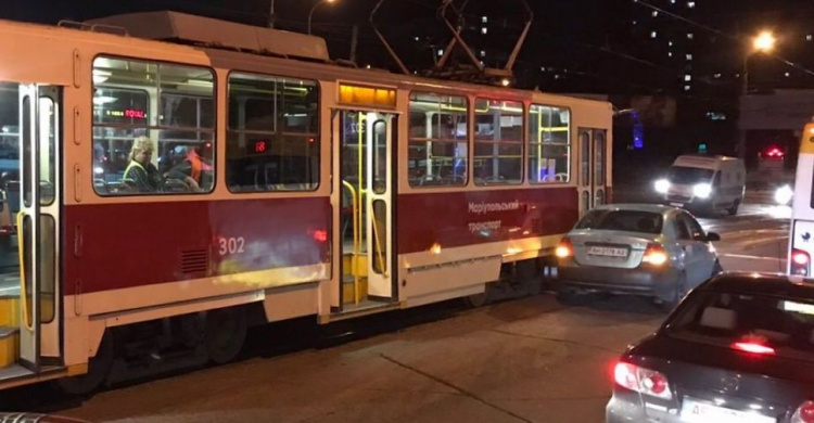 В Мариуполе легковой автомобиль врезался в трамвай