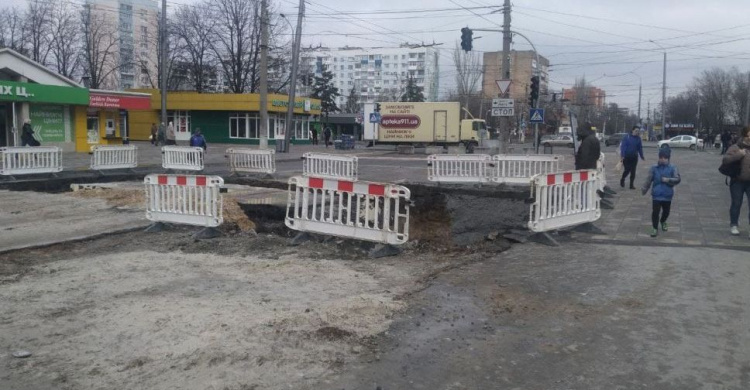 В центре Мариуполя меняют сотни метров водовода. Как проходят работы?