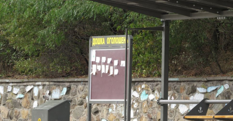 Расклейщики объявлений атаковали специализированную остановку в Мариуполе до ее открытия (ФОТОФАКТ)