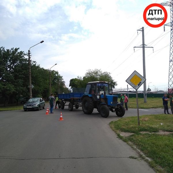 В Мариуполе произошла авария с участием трактора