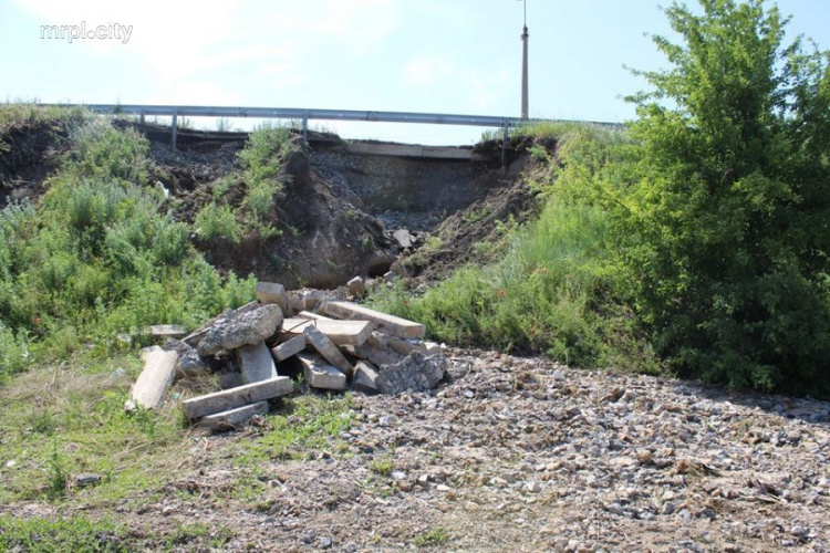 Аномальный ливень размыл опоры моста Донецк – Мариуполь (ФОТО)