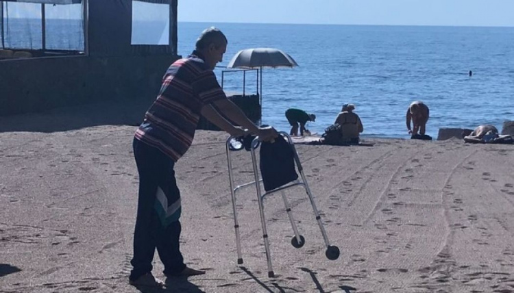 На популярном мариупольском пляже в воскресенье отдохнули более 60 человек с инвалидностью