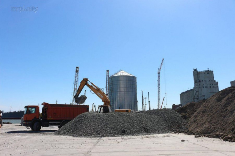 В порту Мариуполя продолжается строительство зернового терминала (ФОТО)