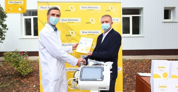 Медики Волновахи получили аппарат ИВЛ экспертного класса от Фонда Рината Ахметова и SCM
