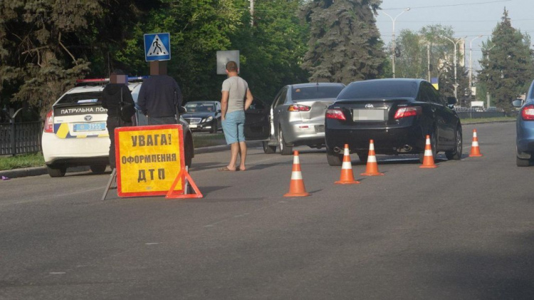 В центре Мариуполя на пешеходном переходе столкнулись две иномарки (ФОТО)