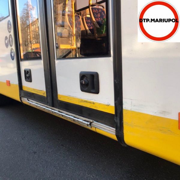 В Мариуполе легковушка столкнулась с коммунальным автобусом (ФОТО)