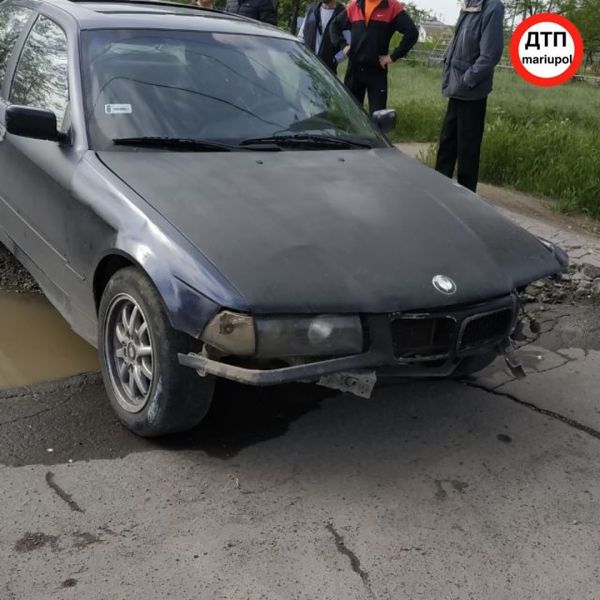 Мариупольчанка протаранила бетонное ограждение и сбежала с места ДТП (ФОТО)