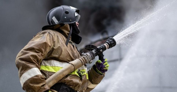 В Мариуполе десять спасателей тушили пожар на территории отеля