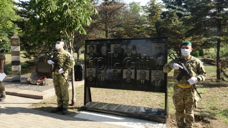 Живы, пока мы их помним: в Мариуполе появился мемориал погибшим в 2014 году пограничникам