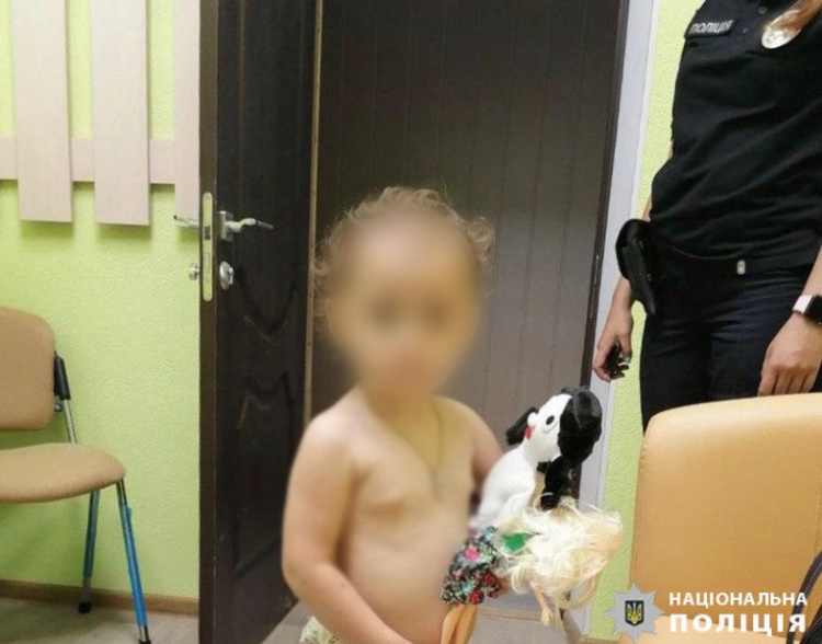 Мариупольчанка отправила двухлетнюю дочку на улицу и ушла «по делам»
