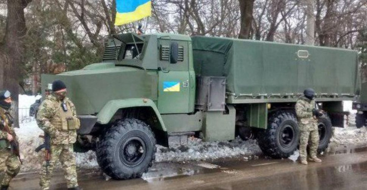 На Донбассе обстреляли военный автомобиль: 10 украинцев получили ранения