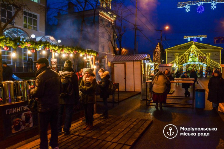 Тысячи огней и атмосфера сказки: фотографии новогоднего Мариуполя (ФОТО)