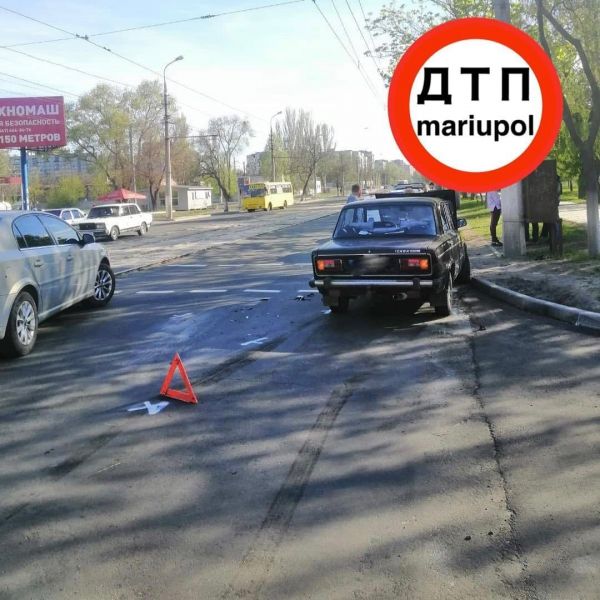 Лишился бампера: в Мариуполе две легковушки попали в аварию