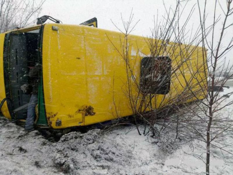 На трассе в Донецкой области перевернулся автобус с пассажирами (ФОТО)