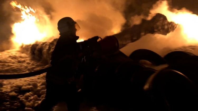 Зарево горящих шин: на окраине Мариуполя около часа тушили огонь