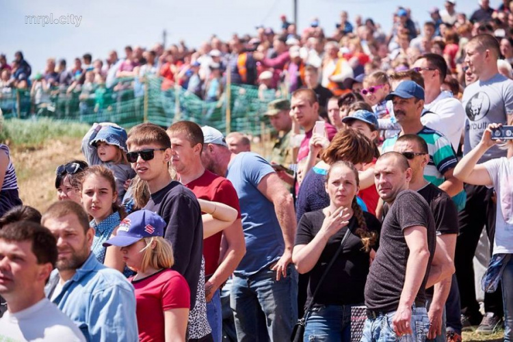 Скорость, пыль и 35 тысяч зрителей: на Донетчине прошел чемпионат Украины по мотокроссу (ФОТО)