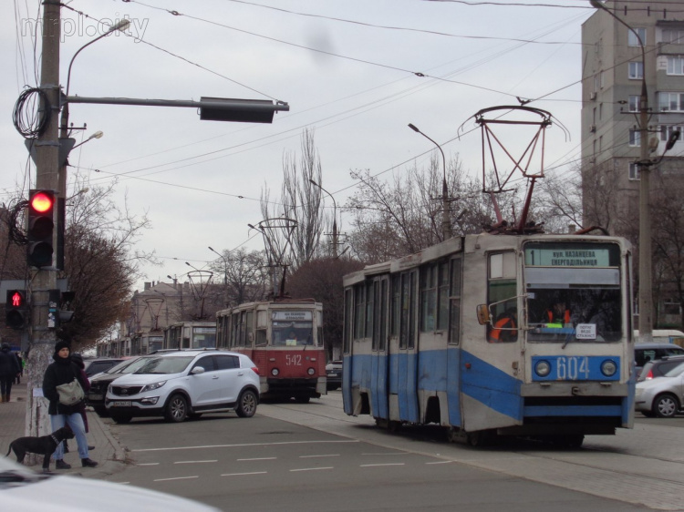Daewoo Lanos устроил в центре Мариуполя трамвайный коллапс (ФОТО)