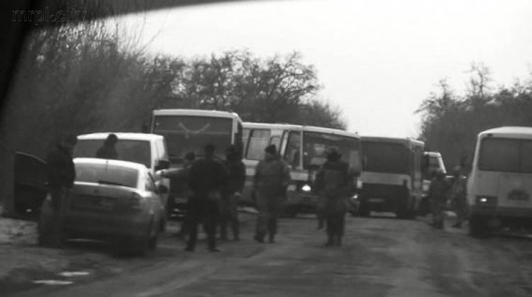 В Донецкой области люди в балаклавах перегородили дорогу военным и аварийным службам (ФОТО+ВИДЕО)
