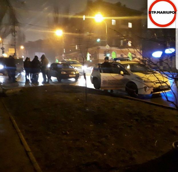 В центре Мариуполя легковушка сбила девушку (ФОТО)