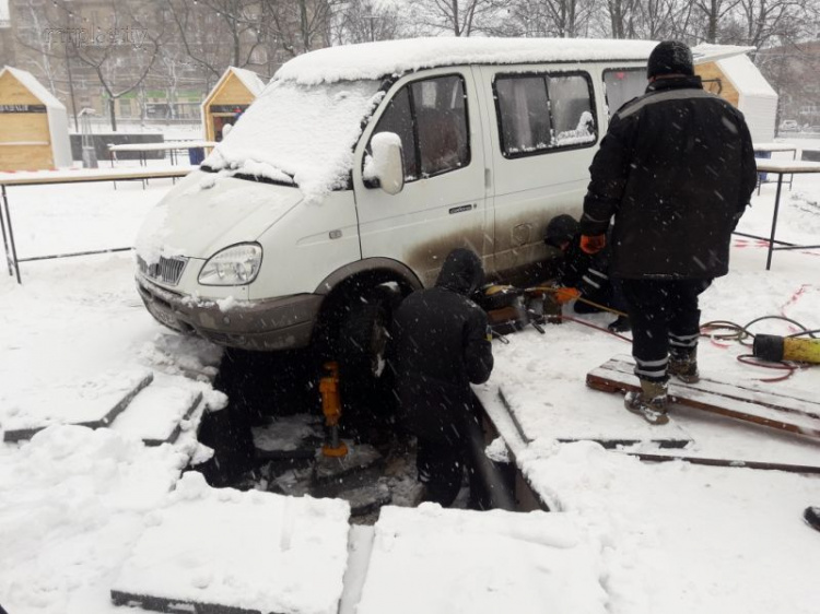 В мариупольском фонтане застряла машина (ФОТО)