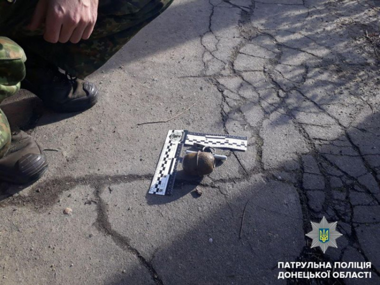 В центре Мариуполя возле детсада обнаружили боевую гранату (ФОТО)