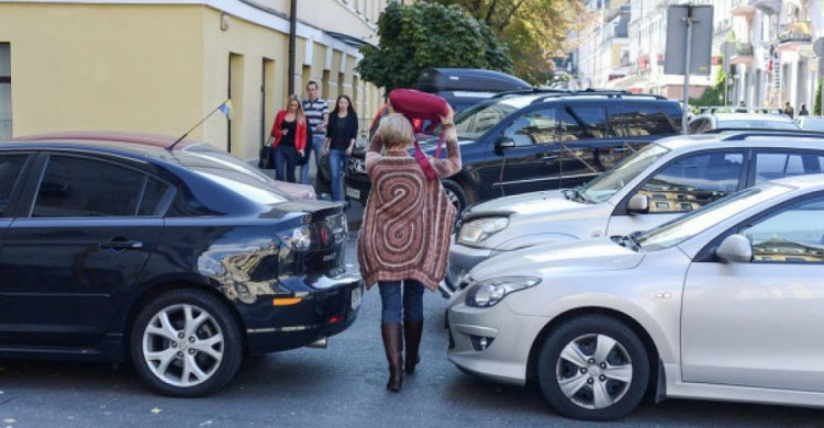 Нет – парковкам на тротуарах: правительство Украины приняло постановление
