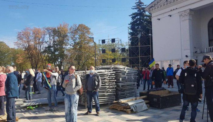 В День города скандал на Театральной площади Мариуполя (ФОТО)