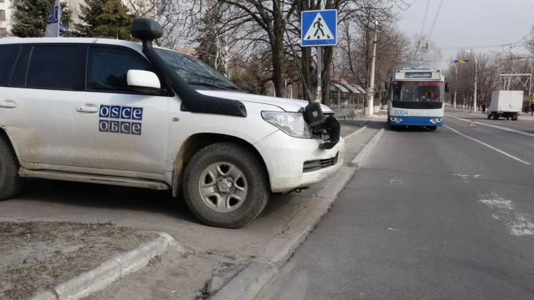 На проспекте Нахимова автомобиль ОБСЕ столкнулся с 