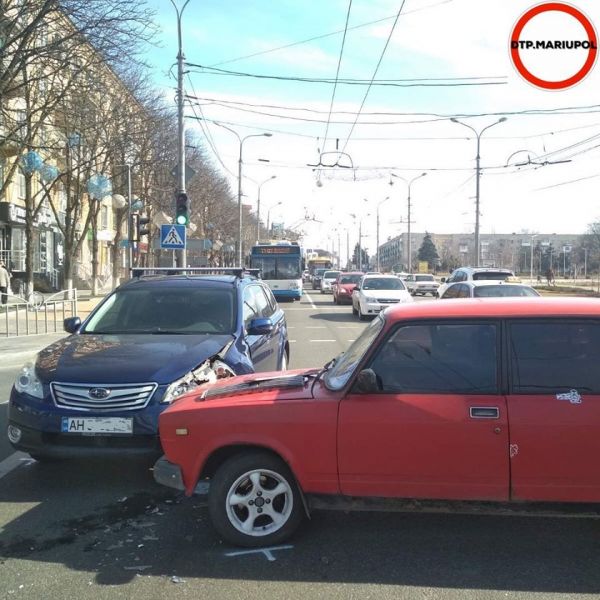 На перекрестке в центре Мариуполя столкнулись автомобили (ФОТО)