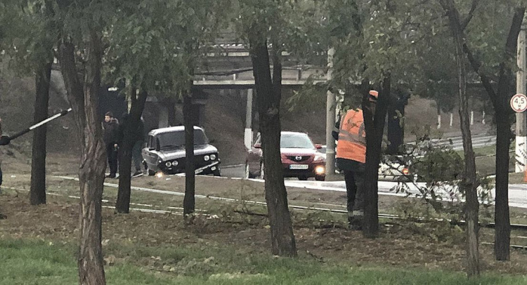 В Мариуполе под мостом в аварию попали три автомобиля (ФОТО)