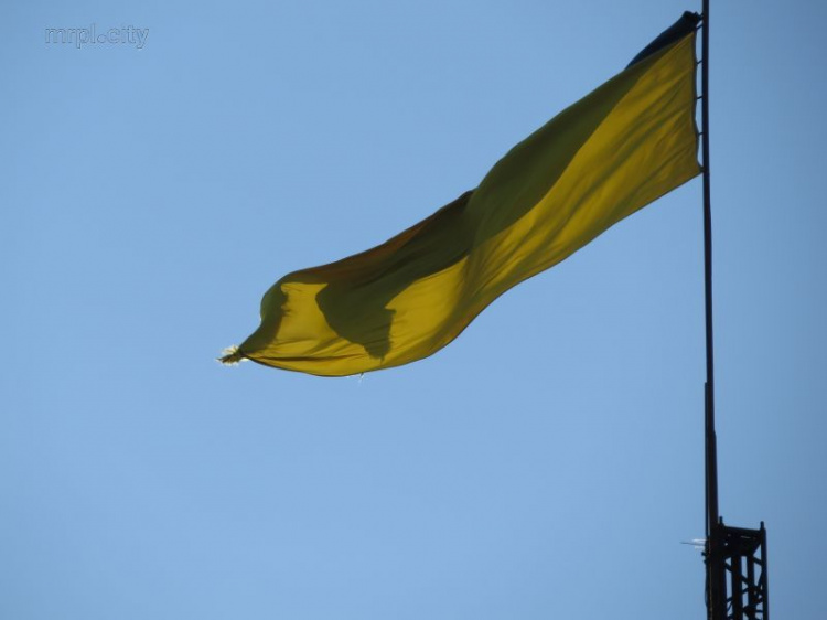 Над Мариуполем приспущен разорвавшийся флаг Украины (ФОТОФАКТ)