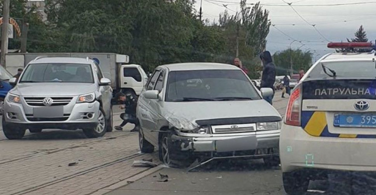 На трамвайных путях в Мариуполе столкнулись две легковушки (ФОТО)