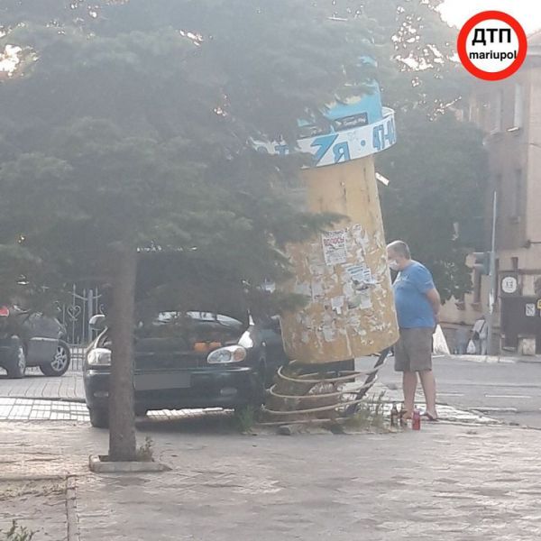 В Мариуполе девушка-водитель врезалась в рекламную тумбу (ФОТО)