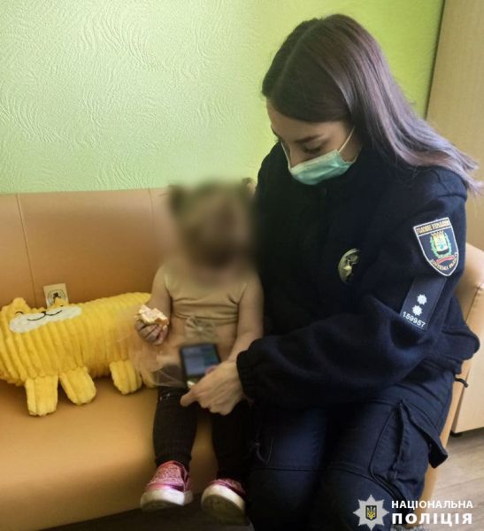 Мариупольчанка оставила малолетнюю дочь незнакомым подросткам, а потом искала ее в полиции