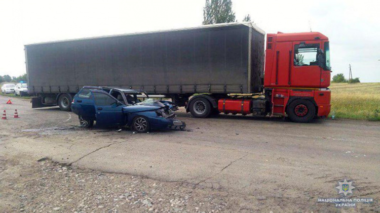 В Донецкой области столкнулись грузовик и легковушка: погибли 2 человека, еще 4 пострадали (ФОТО)