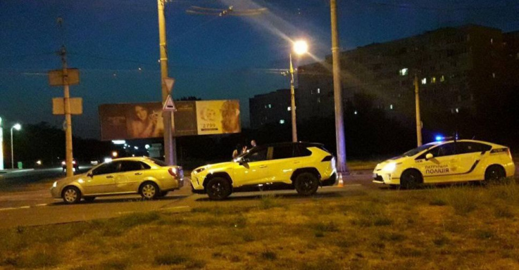 В Мариуполе девушки на иномарках не поделили дорогу (ФОТО)