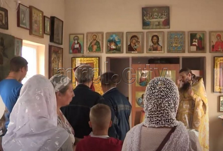 Вблизи Мариуполя жители поселка своими силами при поддержке Вадима Новинского возвели храм